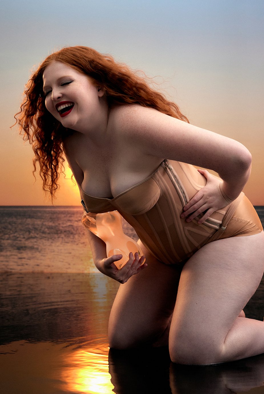 Tess McMillan riant sur la plage 