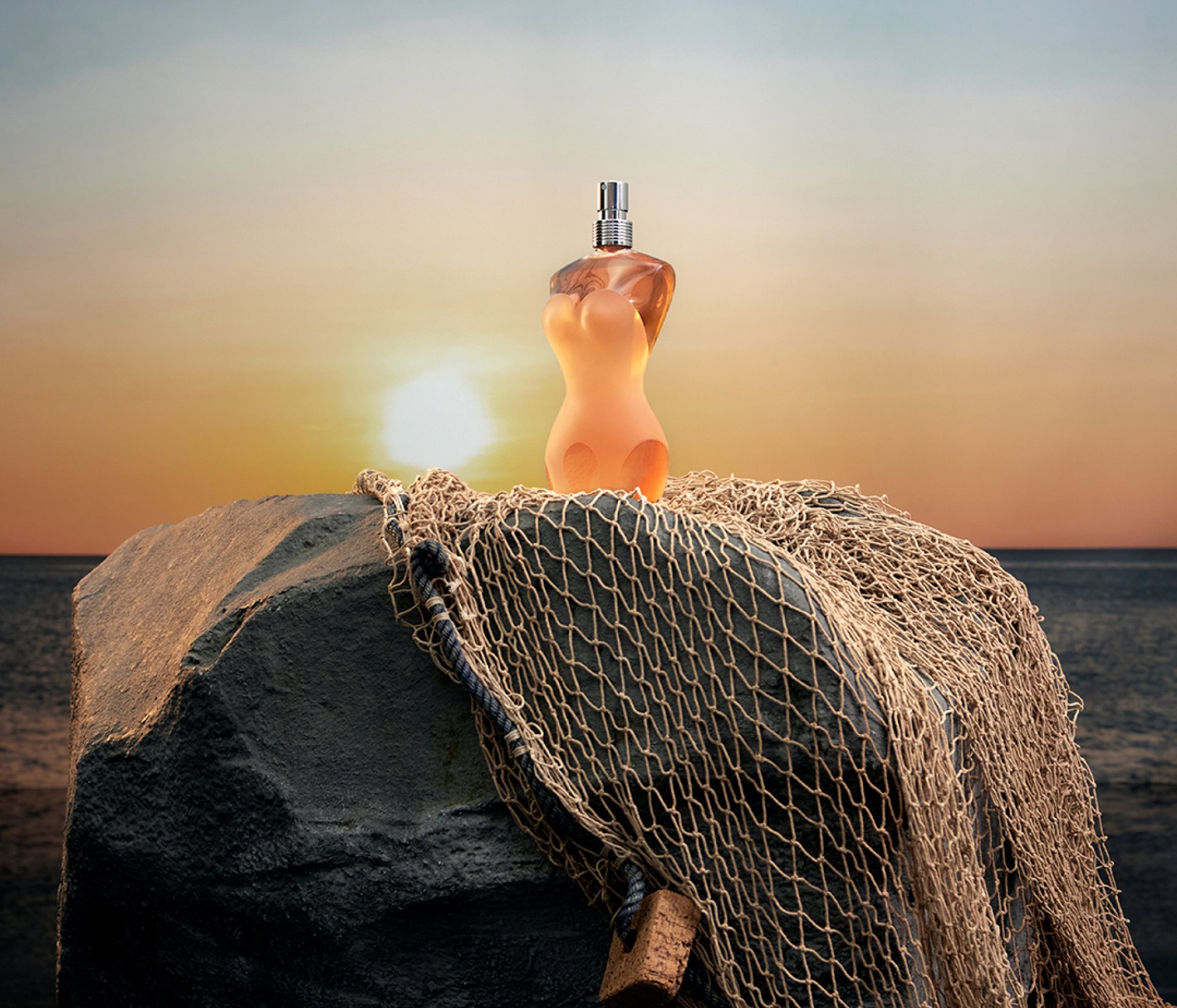 Visuel du flacon Classique Eau De Toilette posé sur un filet de pèche devant un coucher de soleil