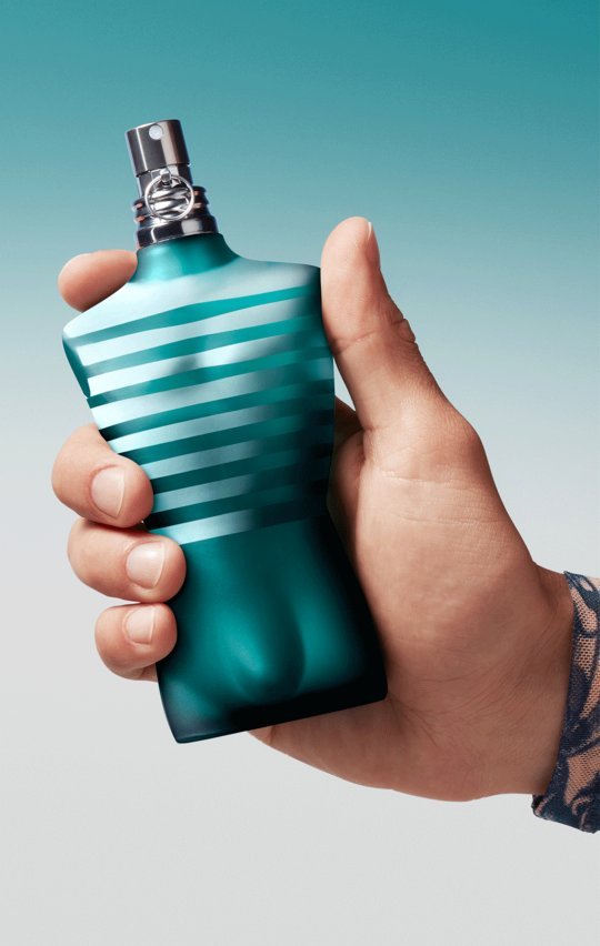 le male fragrance in the hand